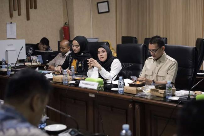 Rapat evaluasi dan perencanaan lanjutan pengelolaan transportasi publik yang digelar di Ruang Rapat Komisi III DPRD Kalsel, Kamis (21/5/2026). (SuarIndonesia/Ist)