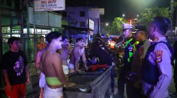 POLISI BUBARKAN Sekelompok Pemuda Aksi “Cosplay Tuyul” di Jalan Raya