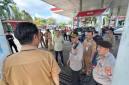 Tim gabungan ,operasi penertiban serta pengawasan penyaluran BBM bersubsidi di sejumlah SPBU di Kota Banjarmasin, Selasa (26/5/2026). (SuarIndonesia/Ist)