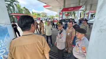 Tim gabungan ,operasi penertiban serta pengawasan penyaluran BBM bersubsidi di sejumlah SPBU di Kota Banjarmasin, Selasa (26/5/2026). (SuarIndonesia/Ist)