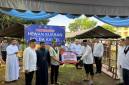 Penyerahan hewan kurban dari Kapolda oleh Direktur Intelkam, Kombes Pol Priyanto Priyo Hutomo, SIK, MH. kepada Ketua Badko HMI Kalsel, Abdi Aswadi di Mako Sat Brimob Polda Kalsel. (SuarIndonesia/Ist)