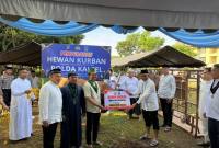 Penyerahan hewan kurban dari Kapolda oleh Direktur Intelkam, Kombes Pol Priyanto Priyo Hutomo, SIK, MH. kepada Ketua Badko HMI Kalsel, Abdi Aswadi di Mako Sat Brimob Polda Kalsel. (SuarIndonesia/Ist)