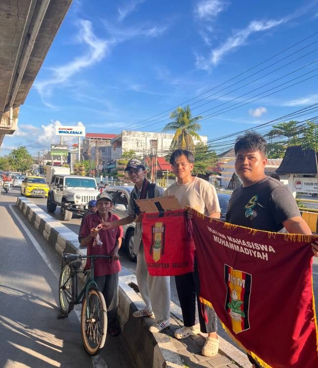 Berserta Cabang dan Komisariat IMM telah membagikan 300 bungkus daging sapi kurban untuk masyarakat di Banjarmasin, pada Kamis (28/5/2026). (SuarIndonesia/Ist)