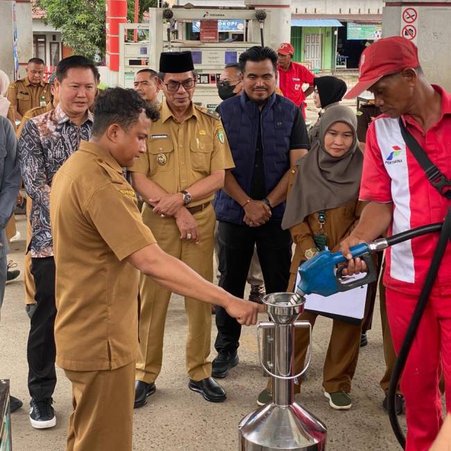 Pemantauan tera ulang alat ukur Bahan Bakar Minyak (BBM) yang dilakukan Tim Metrologi Legal Kabupaten Balangan di SPBU PT Mustafa Kamal, Kecamatan Paringin, Senin (25/5/2026). (SuarIndonesia/Adv)