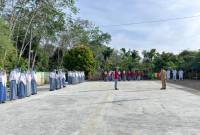 Kepala Dinas Pertanahan dan Lingkungan Hidup (DPLH) Kabupaten Balangan, H. Tamrin jadi pembina di SMA N 2 Juai (SuarIndonesia/Adv)