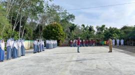 Kepala Dinas Pertanahan dan Lingkungan Hidup (DPLH) Kabupaten Balangan, H. Tamrin jadi pembina di SMA N 2 Juai (SuarIndonesia/Adv)