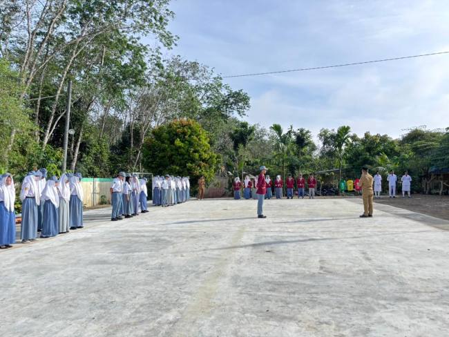 Kepala Dinas Pertanahan dan Lingkungan Hidup (DPLH) Kabupaten Balangan, H. Tamrin jadi pembina di SMA N 2 Juai (SuarIndonesia/Adv)