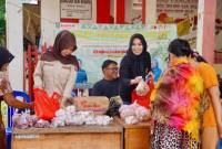 Warga Desa Kapul, Halong, berbelanja di pasar murah dalam rangka menyambut Hari Raya Waisak. (SuarIndonesia/Adv)