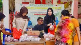 Warga Desa Kapul, Halong, berbelanja di pasar murah dalam rangka menyambut Hari Raya Waisak. (SuarIndonesia/Adv)