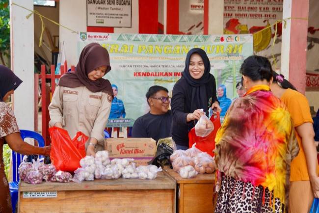 Warga Desa Kapul, Halong, berbelanja di pasar murah dalam rangka menyambut Hari Raya Waisak. (SuarIndonesia/Adv)
