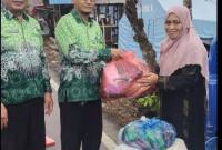 Ketua Perkumpulan Guru Madrasah Indonesia (PGMI) Balangan, Edy Junaidi, didampingi Sekretaris Tajudin Noor dan Bendahara Eliyana, serahkan  paket sembako dan pakaian layak. (SuarIndonesia/Adv)