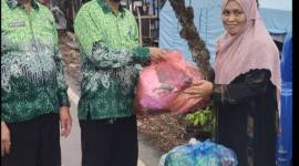 Ketua Perkumpulan Guru Madrasah Indonesia (PGMI) Balangan, Edy Junaidi, didampingi Sekretaris Tajudin Noor dan Bendahara Eliyana, serahkan  paket sembako dan pakaian layak. (SuarIndonesia/Adv)