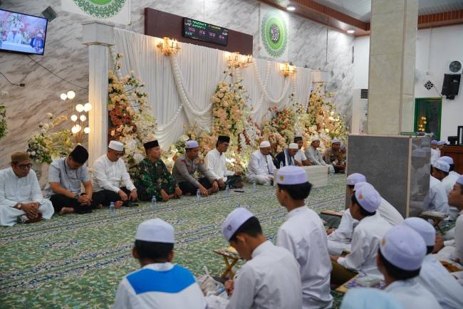  Wakil Bupati Balangan, Akhmad Fauzi menghadiri peringatan Milad ke-12 Majelis Ta’lim Riyadhul Muhibbin di Desa Bungin, Kecamatan Paringin Selatan, Rabu (13/5/2026). - Foto: Mc.Balangan
