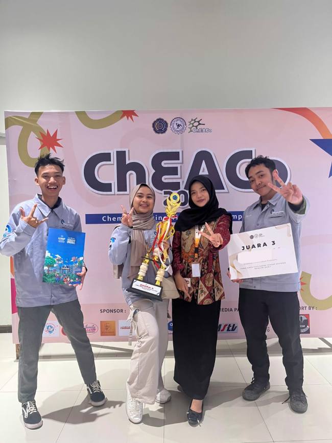 Tim Electriciteam SMK N 1 Paringin meraih Juara 3 pada ajang Lomba Karya Tulis Ilmiah Nasional (LKTIN) CHEACO 2026 yang digelar Himpunan Mahasiswa Teknik Kimia Universitas Muhammadiyah Purwokerto. - Foto: Mc.Balangan