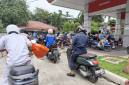 Foto Ilustrasi - Pengendara motor antre mengisi BBM di SPBU Sabilal Muhtadin Banjarmasin. PT Pertamina (Persero) menaikkan harga sejumlah produk BBM nonsubsidi yakni Pertamax Turbo, Dexlite, dan Pertamina Dex mulai Senin (4/5/2026 ini. (Foto: Antara)