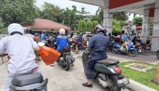 Foto Ilustrasi - Pengendara motor antre mengisi BBM di SPBU Sabilal Muhtadin Banjarmasin. PT Pertamina (Persero) menaikkan harga sejumlah produk BBM nonsubsidi yakni Pertamax Turbo, Dexlite, dan Pertamina Dex mulai Senin (4/5/2026 ini. (Foto: Antara)