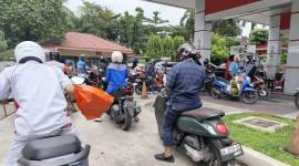 Foto Ilustrasi - Pengendara motor antre mengisi BBM di SPBU Sabilal Muhtadin Banjarmasin. PT Pertamina (Persero) menaikkan harga sejumlah produk BBM nonsubsidi yakni Pertamax Turbo, Dexlite, dan Pertamina Dex mulai Senin (4/5/2026 ini. (Foto: Antara)