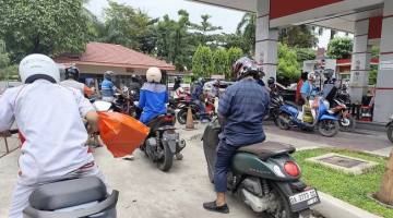 Foto Ilustrasi - Pengendara motor antre mengisi BBM di SPBU Sabilal Muhtadin Banjarmasin. PT Pertamina (Persero) menaikkan harga sejumlah produk BBM nonsubsidi yakni Pertamax Turbo, Dexlite, dan Pertamina Dex mulai Senin (4/5/2026 ini. (Foto: Antara)