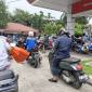 Foto Ilustrasi - Pengendara motor antre mengisi BBM di SPBU Sabilal Muhtadin Banjarmasin. PT Pertamina (Persero) menaikkan harga sejumlah produk BBM nonsubsidi yakni Pertamax Turbo, Dexlite, dan Pertamina Dex mulai Senin (4/5/2026 ini. (Foto: Antara)
