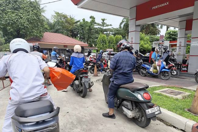 Foto Ilustrasi - Pengendara motor antre mengisi BBM di SPBU Sabilal Muhtadin Banjarmasin. PT Pertamina (Persero) menaikkan harga sejumlah produk BBM nonsubsidi yakni Pertamax Turbo, Dexlite, dan Pertamina Dex mulai Senin (4/5/2026 ini. (Foto: Antara)