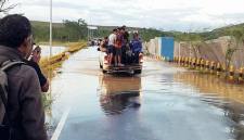Kondisi ruas jalan nasional penghubung Kecamatan Lokpaikat menuju Kecamatan Piani yang terendam banjir di Rantau, Kabupaten Tapin, Senin (11/05/2026). (Foto: Antara/M Rastaferian Pasya)
