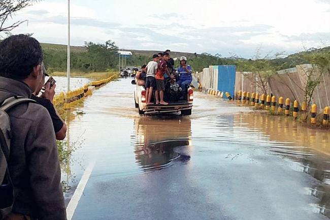 Kondisi ruas jalan nasional penghubung Kecamatan Lokpaikat menuju Kecamatan Piani yang terendam banjir di Rantau, Kabupaten Tapin, Senin (11/05/2026). (Foto: Antara/M Rastaferian Pasya)
