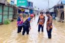 Petugas BPBD dan Damkar HST saat melakukan pemantauan debit air di Barabai, Hulu Sungai Tengah, Kalimantan Selatan, Senin (18/5/2026). (Foto: BPBD dan Damkar HST)