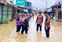 Petugas BPBD dan Damkar HST saat melakukan pemantauan debit air di Barabai, Hulu Sungai Tengah, Kalimantan Selatan, Senin (18/5/2026). (Foto: BPBD dan Damkar HST)