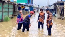 Petugas BPBD dan Damkar HST saat melakukan pemantauan debit air di Barabai, Hulu Sungai Tengah, Kalimantan Selatan, Senin (18/5/2026). (Foto: BPBD dan Damkar HST)