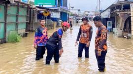 Petugas BPBD dan Damkar HST saat melakukan pemantauan debit air di Barabai, Hulu Sungai Tengah, Kalimantan Selatan, Senin (18/5/2026). (Foto: BPBD dan Damkar HST)