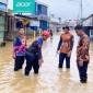Petugas BPBD dan Damkar HST saat melakukan pemantauan debit air di Barabai, Hulu Sungai Tengah, Kalimantan Selatan, Senin (18/5/2026). (Foto: BPBD dan Damkar HST)