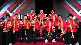 Tim bulu tangkis China kembali menegaskan dominasinya di panggung beregu putra dunia dengan mempertahankan gelar juara Piala Thomas 2026 setelah menundukkan Prancis dengan skor 3-1 pada laga final di Forum Horsens, Denmark, Senin (04/05/26) dinihari. (Foto: Istimewa)