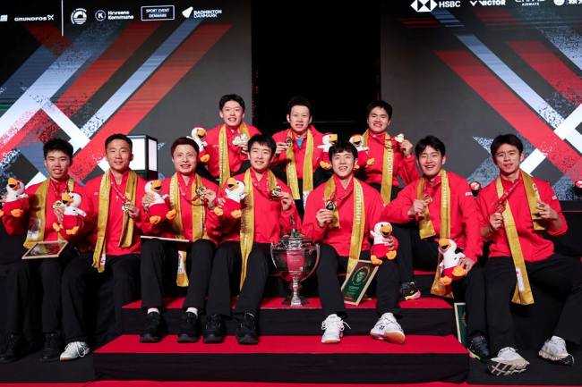 Tim bulu tangkis China kembali menegaskan dominasinya di panggung beregu putra dunia dengan mempertahankan gelar juara Piala Thomas 2026 setelah menundukkan Prancis dengan skor 3-1 pada laga final di Forum Horsens, Denmark, Senin (04/05/26) dinihari. (Foto: Istimewa)