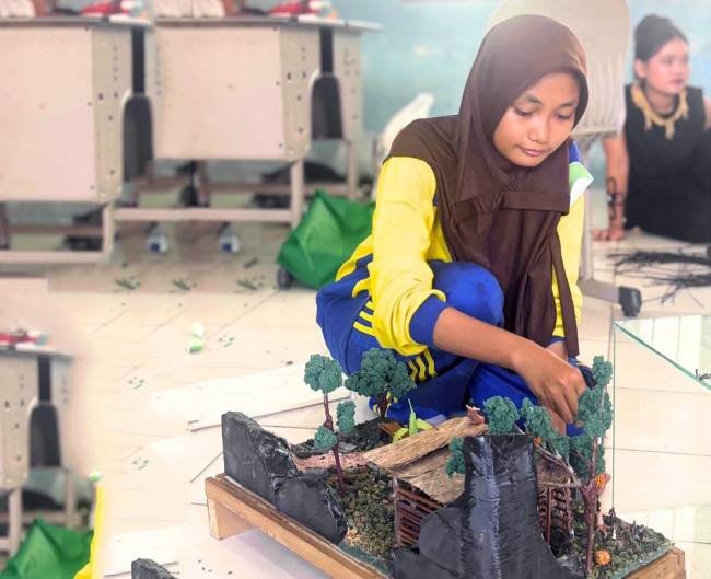 Diorama bertajuk Fragmen Kehidupan Masyarakat Punan Batu Benau karya Anggun Shafa, siswi SMKN 2 Tanjung Selor, Kaltara. )Foto: Istimewa)