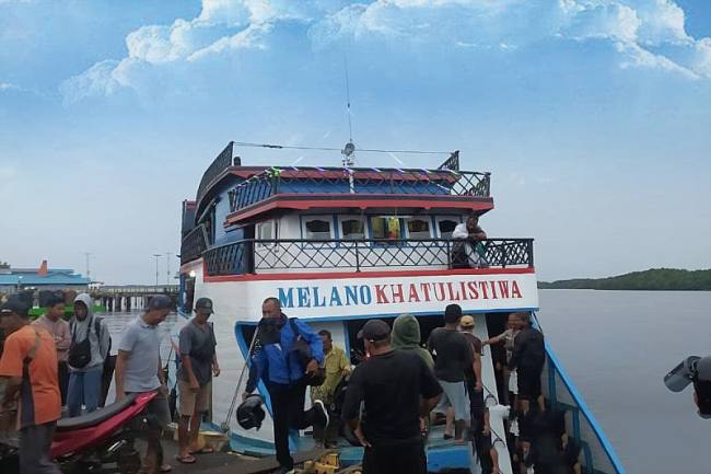 Aktivitas pelayaran di pelabuhan Rasau Jaya, Kalbar. (Foto: Dok Antara)