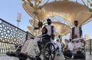 Petugas pendorong kursi roda melayani jemaah calon haji Indonesia di Masjidil Haram, Makkah, Arab Saudi, Minggu (3/5/2026). (Foto: Antara/Citro Atmoko)
