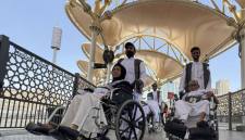 Petugas pendorong kursi roda melayani jemaah calon haji Indonesia di Masjidil Haram, Makkah, Arab Saudi, Minggu (3/5/2026). (Foto: Antara/Citro Atmoko)