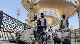 Petugas pendorong kursi roda melayani jemaah calon haji Indonesia di Masjidil Haram, Makkah, Arab Saudi, Minggu (3/5/2026). (Foto: Antara/Citro Atmoko)