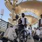 Petugas pendorong kursi roda melayani jemaah calon haji Indonesia di Masjidil Haram, Makkah, Arab Saudi, Minggu (3/5/2026). (Foto: Antara/Citro Atmoko)