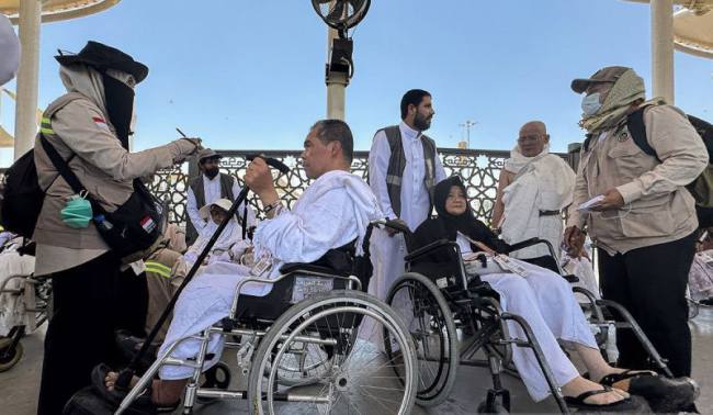 Foto Ilustrasi: Petugas Penyelenggara Ibadah Haji mendata jemaah calon haji yang akan memakai jasa pendorong kursi roda di Masjidil Haram, Makkah, Arab Saudi, Minggu (3/5/2026). (Foto: Antara/Citro Atmoko)