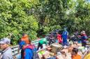 Petugas Tim Gabungan melakukan evakuasi sebuah perahu bermesin atau kelotok pedagang yang karam di DAS Kapuas, Senin (11/5/2026) pagi. (Foto: BPBD Kapuas)