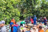 Petugas Tim Gabungan melakukan evakuasi sebuah perahu bermesin atau kelotok pedagang yang karam di DAS Kapuas, Senin (11/5/2026) pagi. (Foto: BPBD Kapuas)