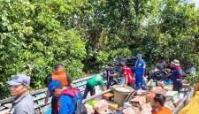 Petugas Tim Gabungan melakukan evakuasi sebuah perahu bermesin atau kelotok pedagang yang karam di DAS Kapuas, Senin (11/5/2026) pagi. (Foto: BPBD Kapuas)