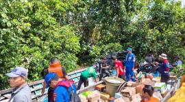Petugas Tim Gabungan melakukan evakuasi sebuah perahu bermesin atau kelotok pedagang yang karam di DAS Kapuas, Senin (11/5/2026) pagi. (Foto: BPBD Kapuas)
