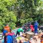 Petugas Tim Gabungan melakukan evakuasi sebuah perahu bermesin atau kelotok pedagang yang karam di DAS Kapuas, Senin (11/5/2026) pagi. (Foto: BPBD Kapuas)