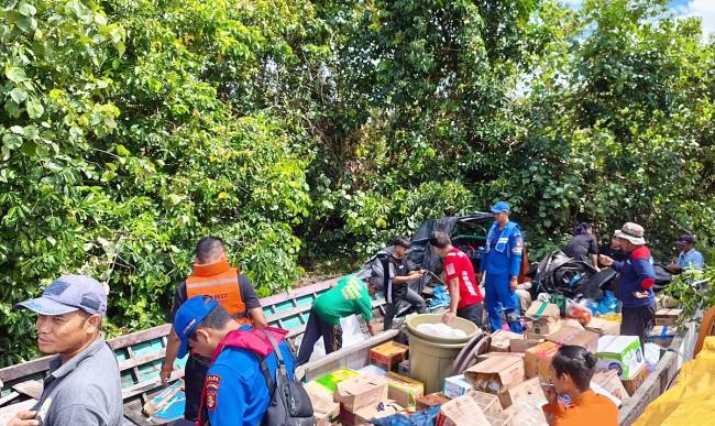 Petugas Tim Gabungan melakukan evakuasi sebuah perahu bermesin atau kelotok pedagang yang karam di DAS Kapuas, Senin (11/5/2026) pagi. (Foto: BPBD Kapuas)