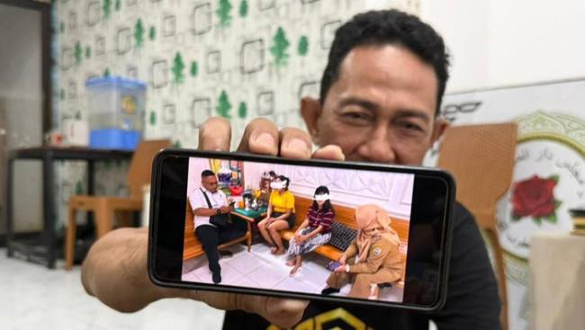 Ketua RT menunjukkan dua korban dugaan TPPO di Pontianak. (Foto: detikKalimantan/Ocsya Ade CP)