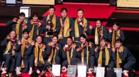 Tim bulu tangkis Korea Selatan berpose setelah menghempaskan tim China 3-1 di Uber Cup 2026. Negeri Ginseng membawa pulang trofi dari kesuksesan tim putrinya. (Foto: Badminton Korea Association)
