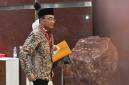 Penasihat Khusus Presiden Bidang Haji Muhadjir Effendy berjalan menuju ruang pemeriksaan setibanya di Gedung Merah Putih KPK, Jakarta, Senin (18/5/2026). KPK memeriksa Muhadjir Effendy sebagai saksi terkait penyidikan kasus dugaan korupsi kuota haji, dalam kapasitasnya semasa menjabat sebagai Menteri Agama Ad Interim pada tahun 2022. (Foto: Antara/Indrianto Eko S)
