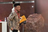 Penasihat Khusus Presiden Bidang Haji Muhadjir Effendy berjalan menuju ruang pemeriksaan setibanya di Gedung Merah Putih KPK, Jakarta, Senin (18/5/2026). KPK memeriksa Muhadjir Effendy sebagai saksi terkait penyidikan kasus dugaan korupsi kuota haji, dalam kapasitasnya semasa menjabat sebagai Menteri Agama Ad Interim pada tahun 2022. (Foto: Antara/Indrianto Eko S)
